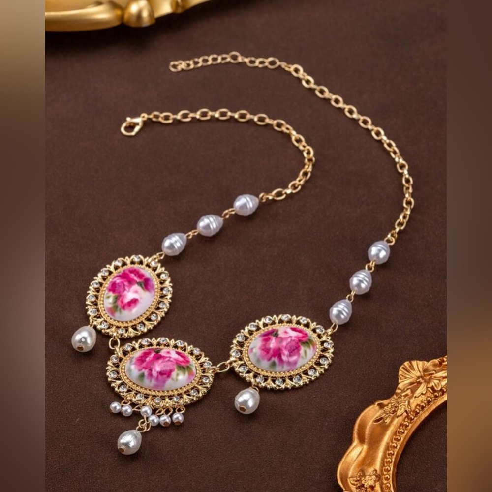 Vintage style Elegant Gold and Pink Floral Necklace